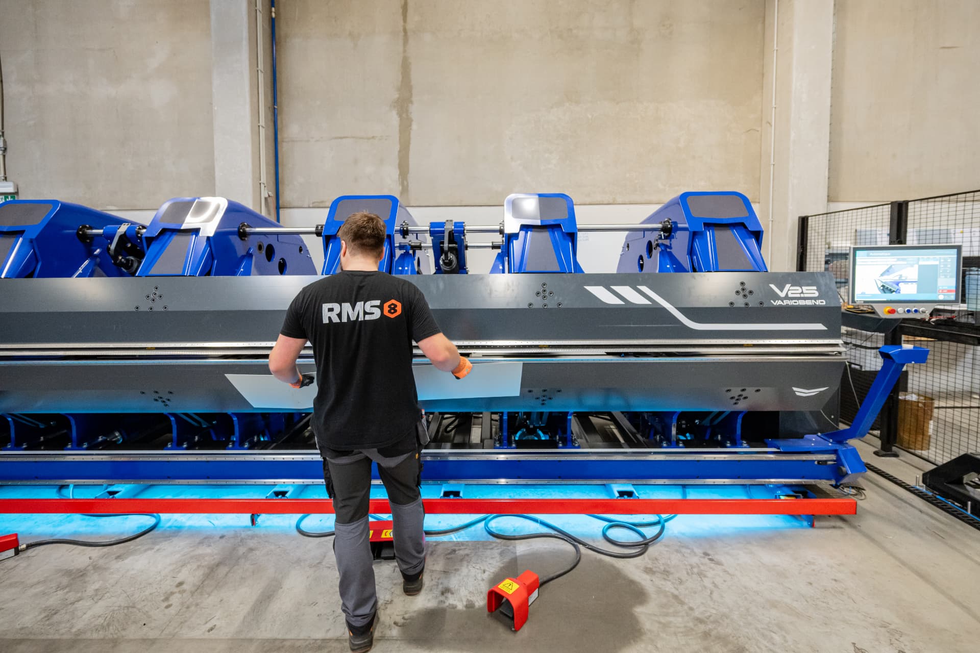 Équipe RMS8 sur la presse plieuse numérique