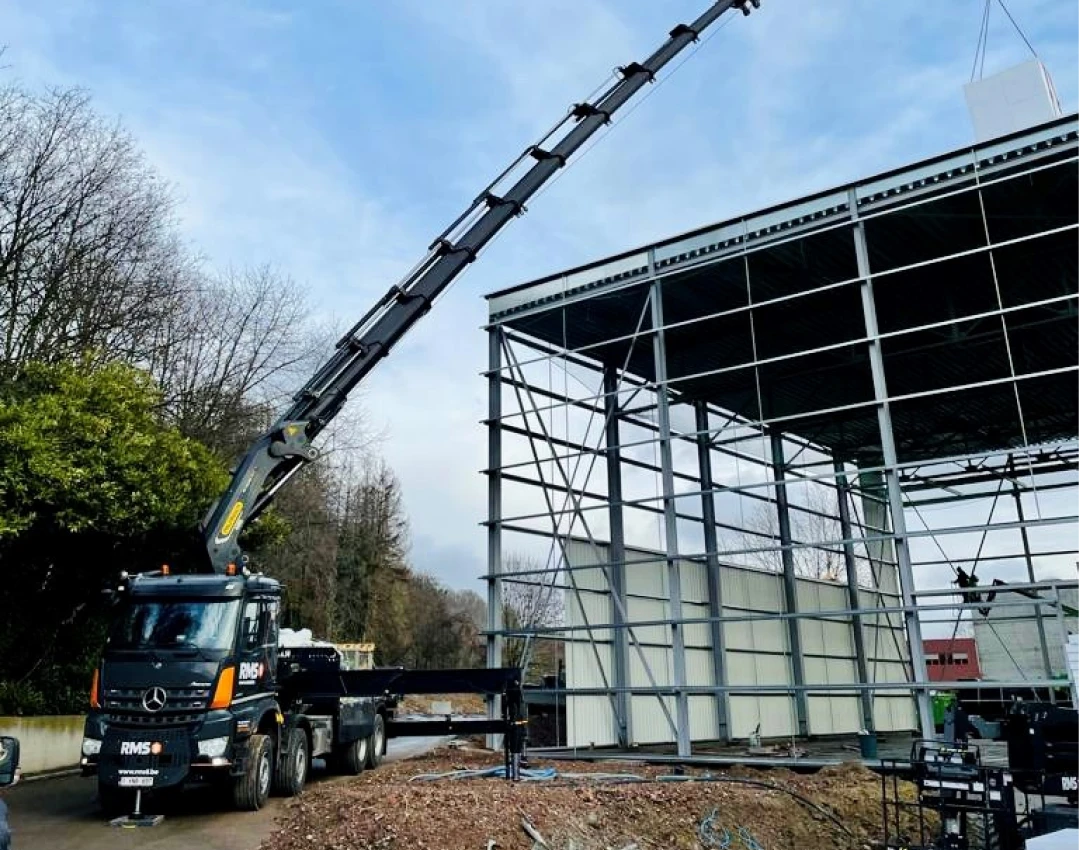 Camion-grue RMS8 levant des panneaux sur un chantier