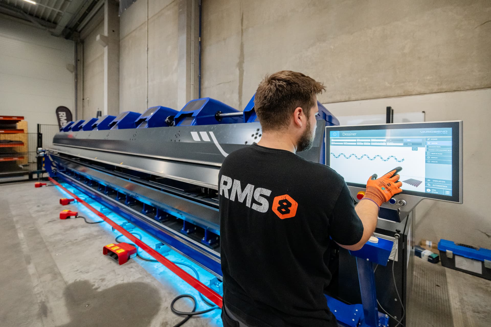 Ouvrier RMS8 pliant une tôle sur-mesure