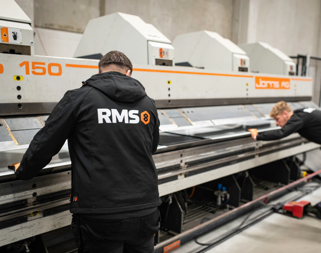 Équipe RMS8 sur la presse plieuse numérique