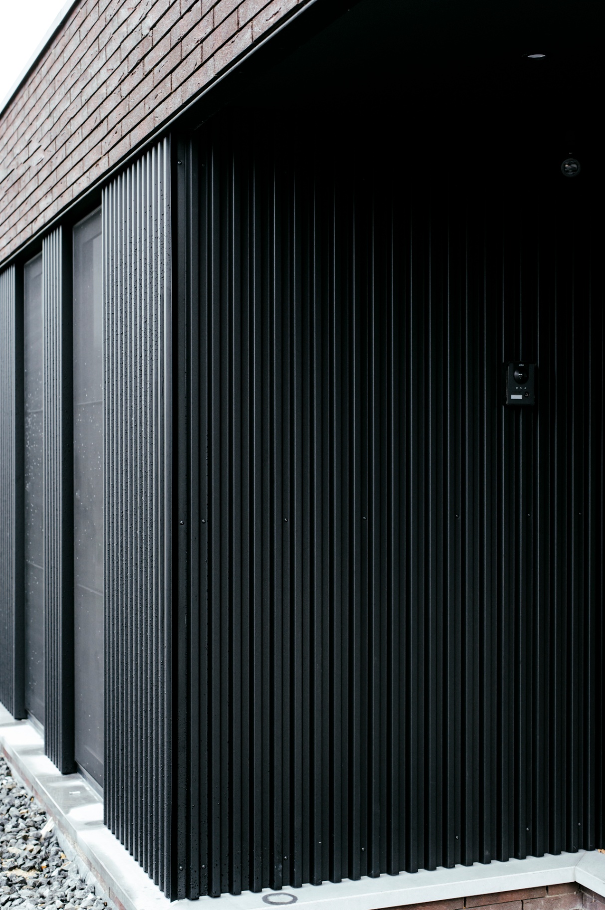 Entrée habillée de panneaux de façade