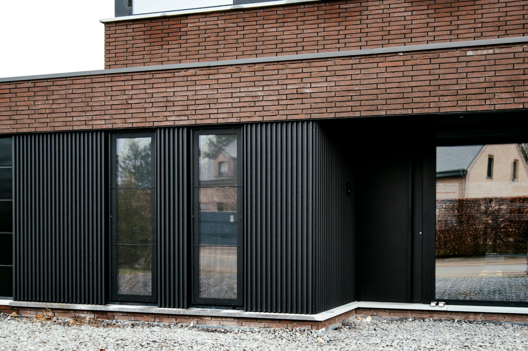 Façade côté rue avec bardage aluminium